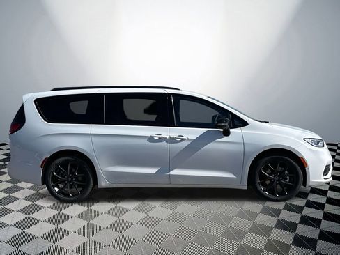 New 2026 Chrysler Pacifica Limited w/ S Appearance Package image 6