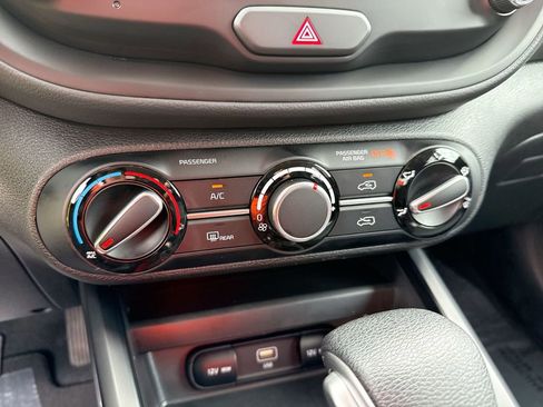 Used 2025 Kia Soul LX w/ LX Technology Package FWD image 16