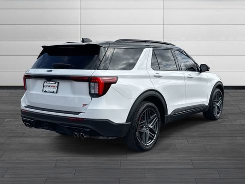 Used 2025 Ford Explorer ST image 4