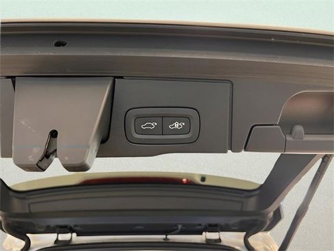 Used 2021 Volvo XC60 T5 Momentum w/ Premium Package image 8