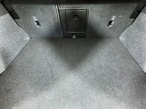 Used 2025 Volvo XC40 B5 Core image 34