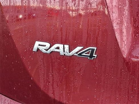 Used 2018 Toyota RAV4 XLE image 30