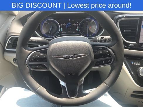 Used 2023 Chrysler Pacifica Touring-L FWD image 41
