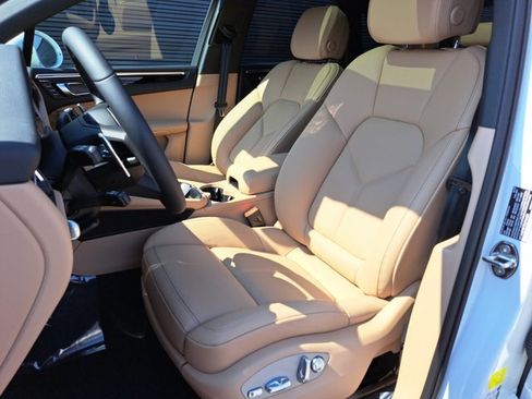 Certified 2025 Porsche Macan AWD/4WD image 5