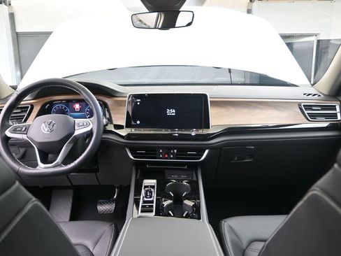 Used 2025 Volkswagen Atlas SE w/ Panoramic Sunroof Package image 17