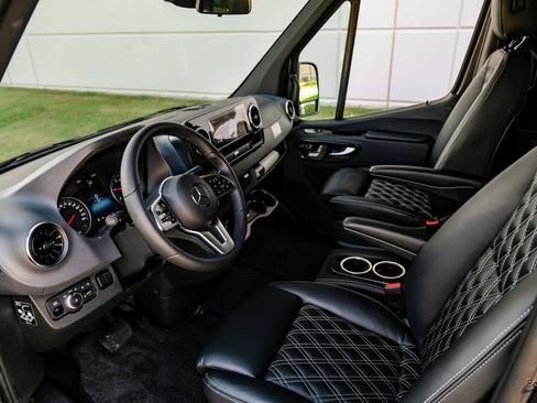 Used 2023 Mercedes-Benz Sprinter 2500 image 39