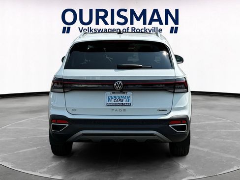 Used 2025 Volkswagen Taos SE w/ Panoramic Sunroof Package AWD/4WD image 5