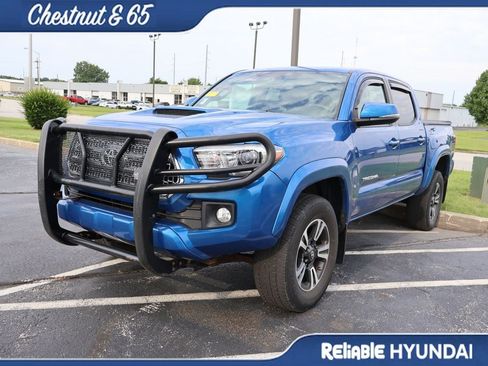 Used 2017 Toyota Tacoma TRD Sport AWD/4WD image 12