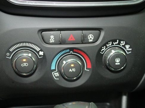 Used 2019 Jeep Cherokee Sport image 23