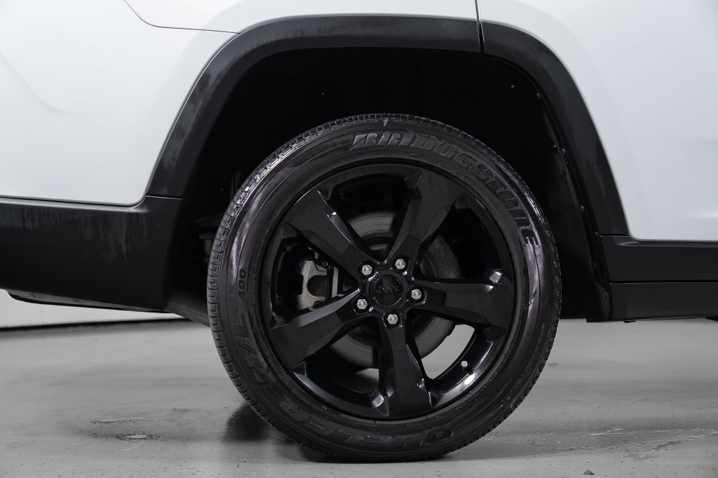 Used 2023 Jeep Grand Cherokee L Laredo RWD image 7
