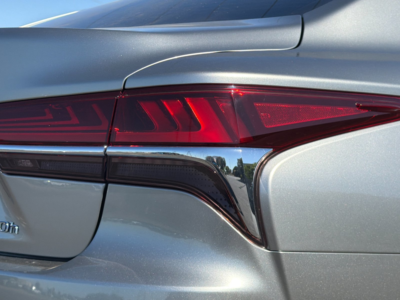 Used 2018 Lexus LS 500h w/ Interior Upgrade Package RWD image 40
