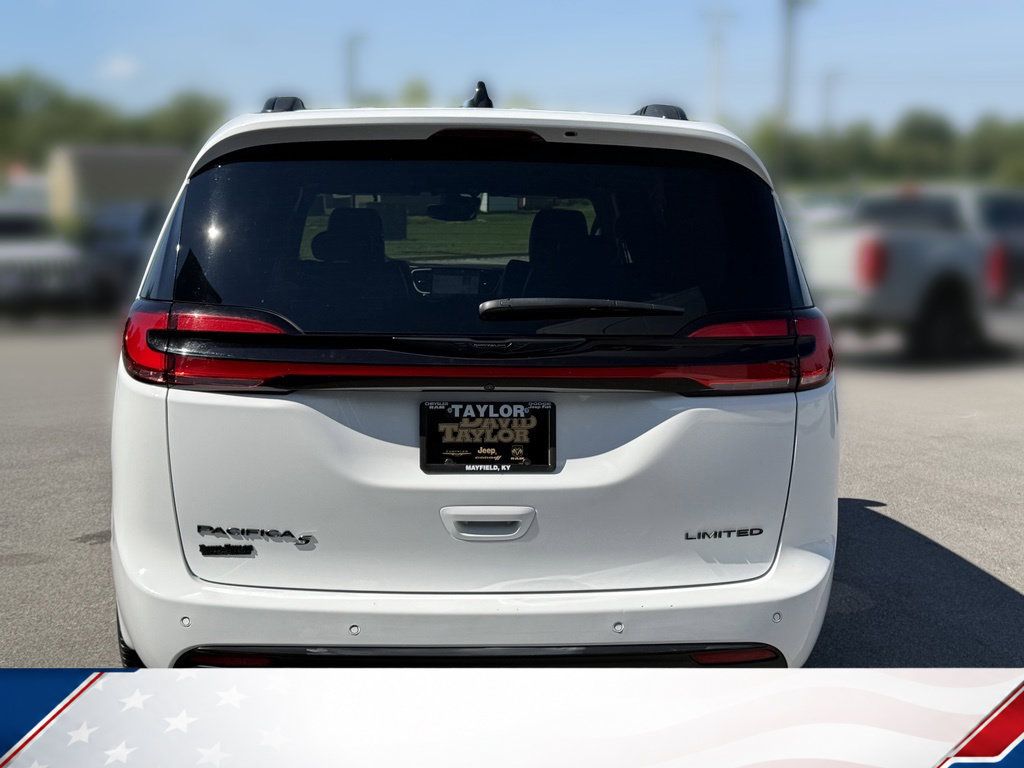 Used 2025 Chrysler Pacifica Limited FWD image 3