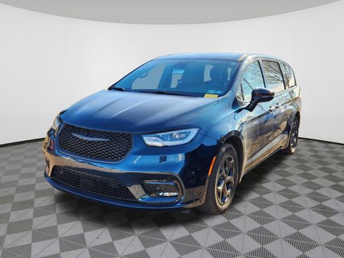 Used 2022 Chrysler Pacifica Limited w/ Uconnect Theater Family Group image 2