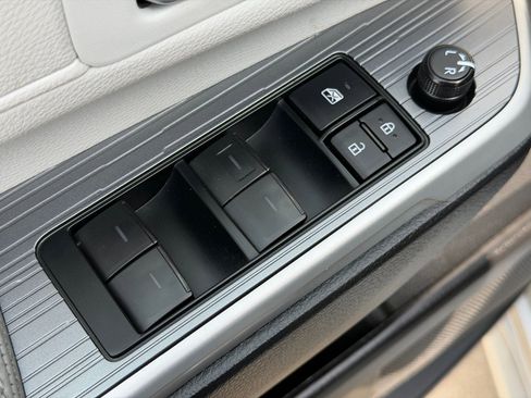 Used 2025 Toyota Sienna XLE FWD image 18