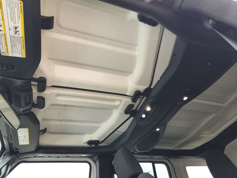 Used 2025 Jeep Wrangler Unlimited Sahara AWD/4WD image 17