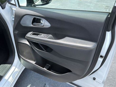 Used 2024 Chrysler Pacifica Limited FWD image 15