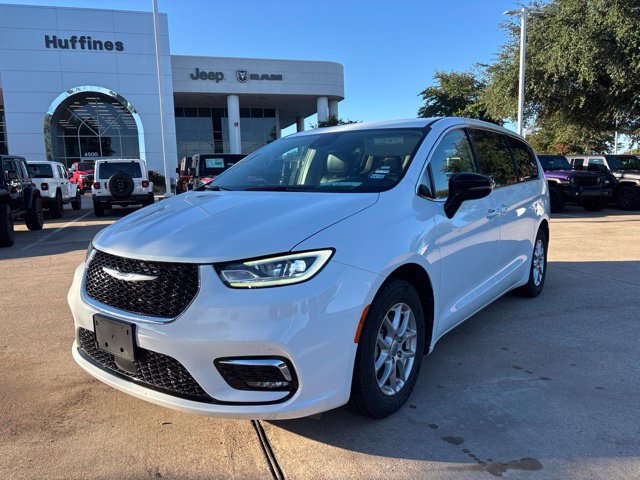 Used 2024 Chrysler Pacifica Touring-L FWD image 3