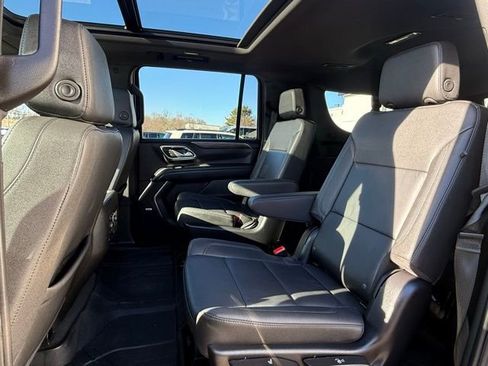 Used 2024 Chevrolet Suburban Z71 w/ Luxury Package image 21