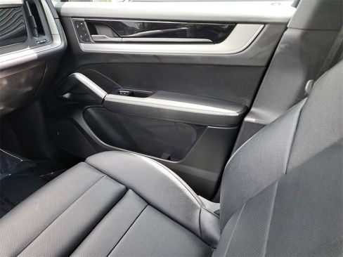 Used 2025 Porsche Cayenne image 23