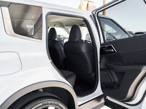 New 2025 Mitsubishi Outlander SE image 14