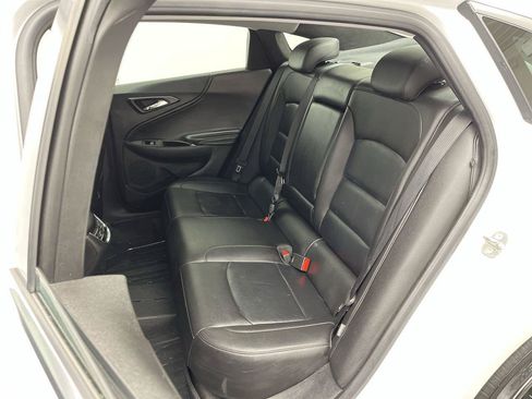 Used 2017 Chevrolet Malibu LT w/ Leather Package FWD image 10