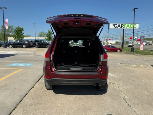 Used 2019 Jeep Grand Cherokee Laredo AWD/4WD image 11