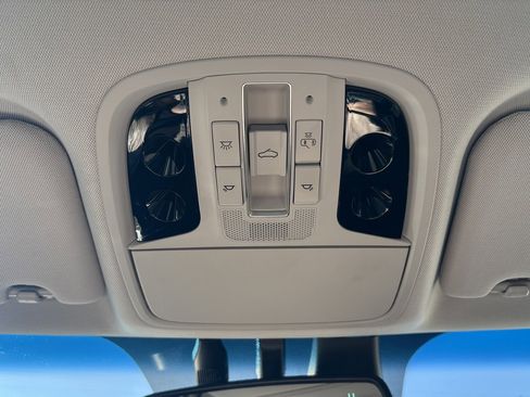 Used 2018 Kia Cadenza Technology image 17