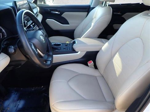 Used 2023 Toyota Highlander XLE image 12
