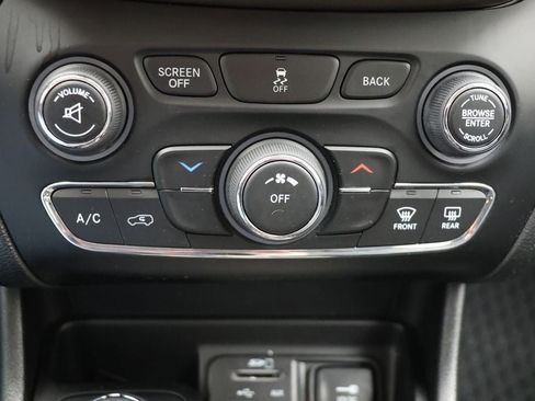 Used 2017 Jeep Cherokee Latitude w/ True North Edition image 24