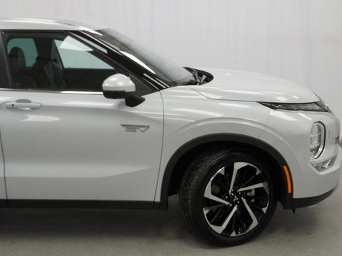 Used 2023 Mitsubishi Outlander SE image 12