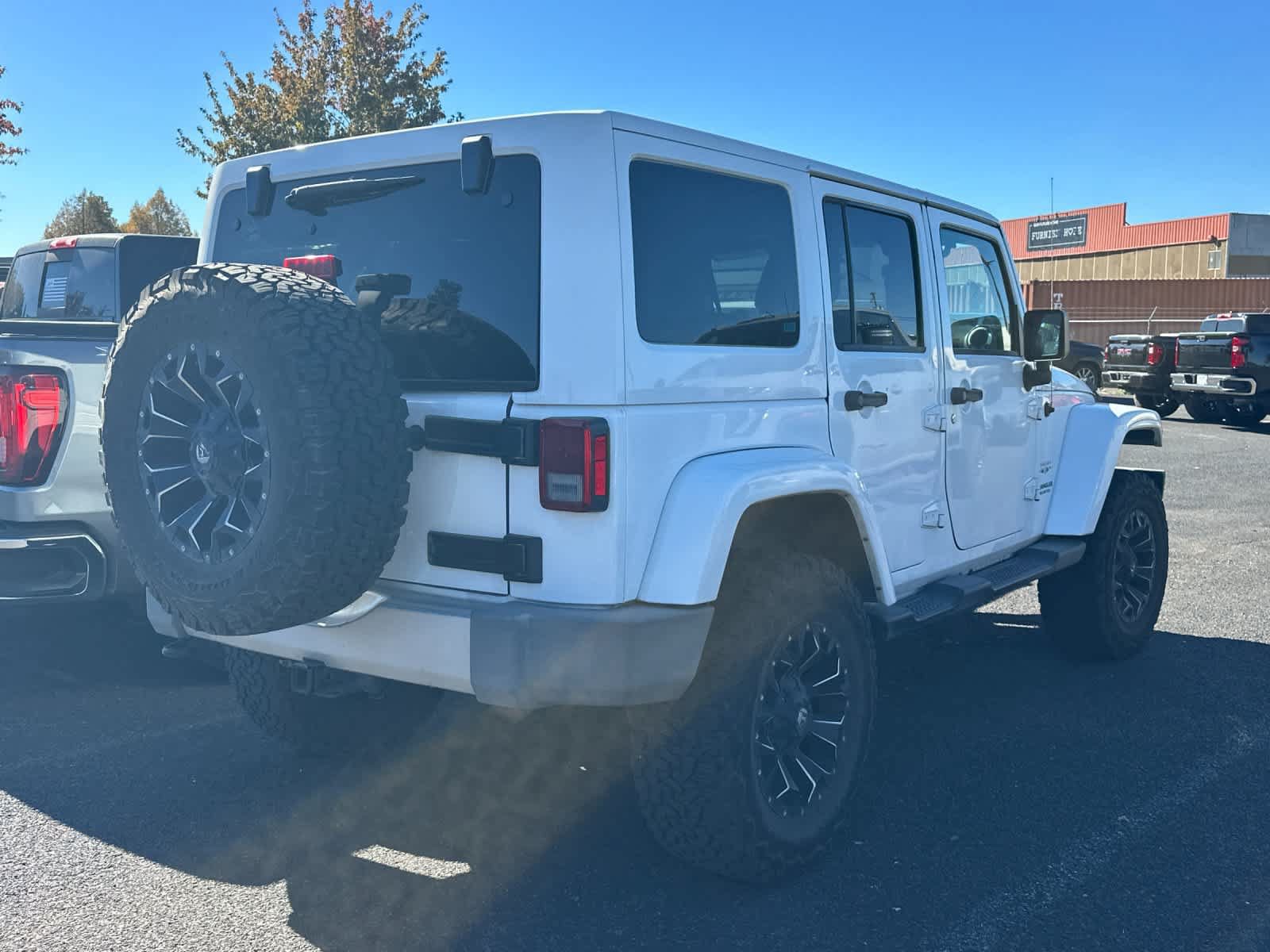 Used 2017 Jeep Wrangler Unlimited Sahara w/ Connectivity Group AWD/4WD image 4