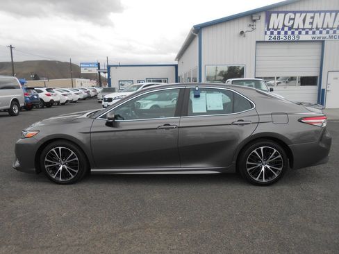 Used 2018 Toyota Camry SE w/ Moonroof Package image 7