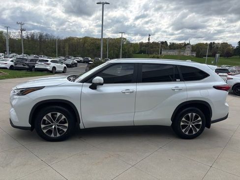 Used 2023 Toyota Highlander XLE AWD/4WD image 4