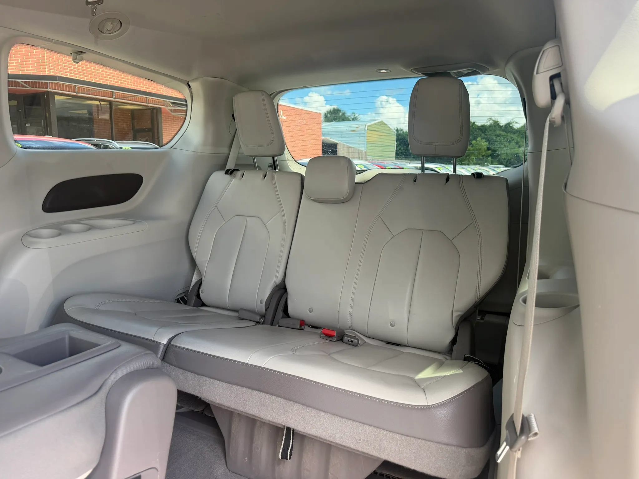 Used 2017 Chrysler Pacifica Touring-L w/ Tire & Wheel Group FWD image 16