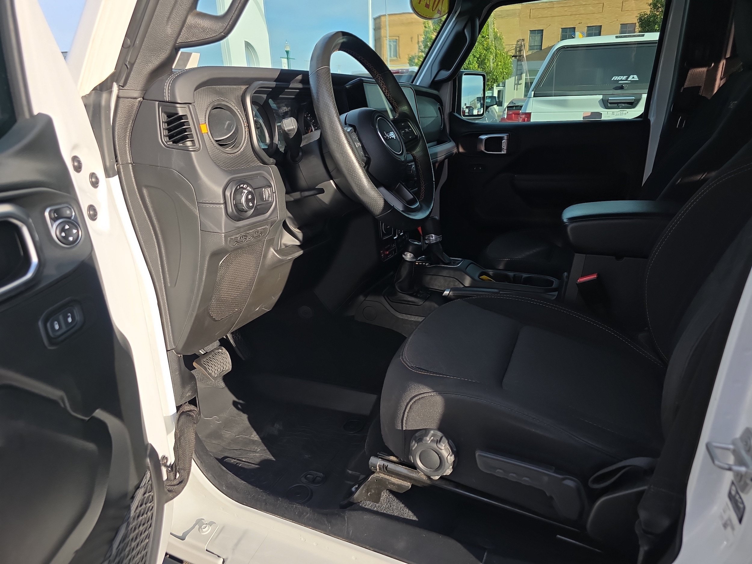 Used 2024 Jeep Gladiator Mojave w/ Technology Group AWD/4WD image 2