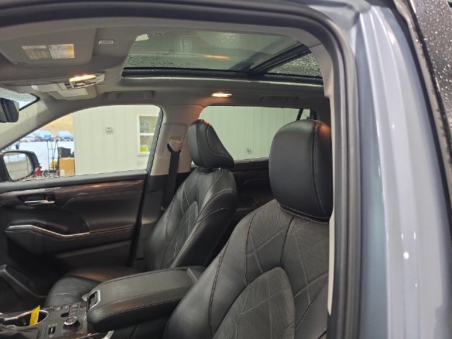 Used 2023 Toyota Highlander Platinum AWD/4WD image 17