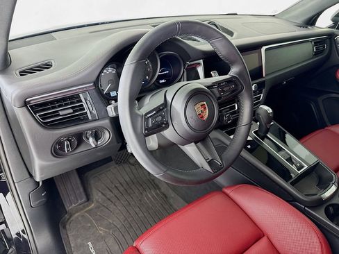 Certified 2025 Porsche Macan GTS image 4