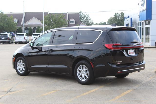 Used 2025 Chrysler Pacifica Select FWD image 3