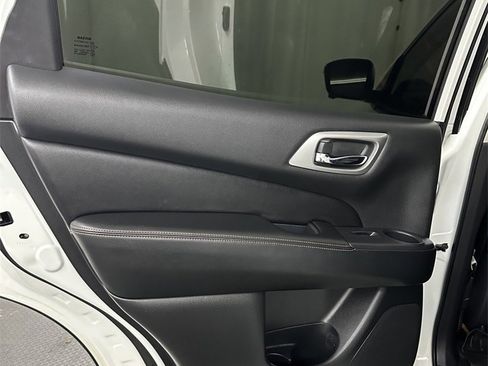 Used 2020 Nissan Pathfinder SL image 28