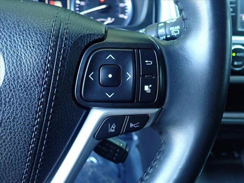 Used 2019 Toyota Highlander XLE AWD/4WD image 17