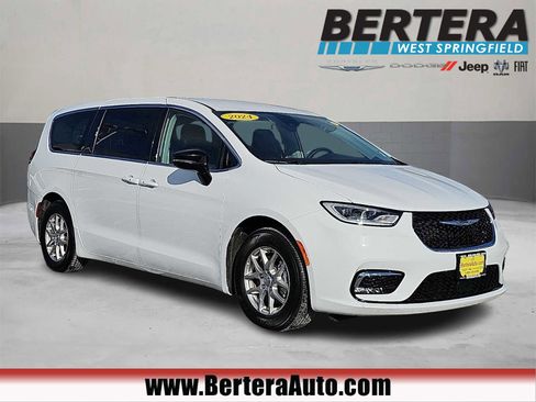 Used 2024 Chrysler Pacifica Touring-L image 1