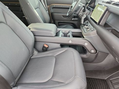 Used 2025 Land Rover Defender 110 S image 22