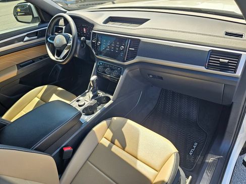Certified 2023 Volkswagen Atlas Cross Sport SE w/ Panoramic Sunroof Package AWD/4WD image 15