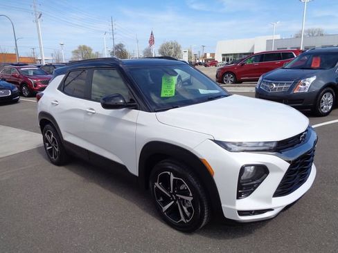 Used 2023 Chevrolet TrailBlazer RS w/ Sun and Liftgate Package image 3
