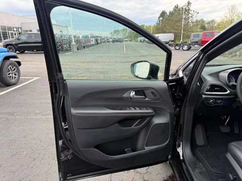 New 2026 Chrysler Pacifica Select FWD image 11