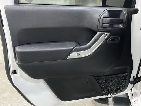 Used 2018 Jeep Wrangler Unlimited Sahara image 17