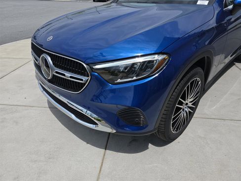 Used 2025 Mercedes-Benz GLC 300 4MATIC image 11