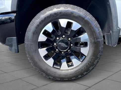 Used 2020 Chevrolet Silverado 2500 Custom w/ Custom Value Package image 10
