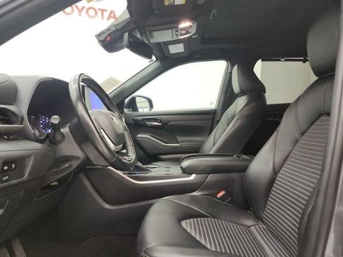 Used 2023 Toyota Highlander XSE FWD image 16