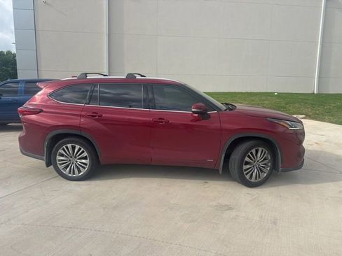 Used 2023 Toyota Highlander Platinum image 2